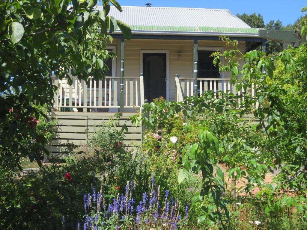 Walnut Cottage via Leongatha Review