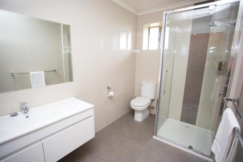 Blue Whale Motor Inn & Apartments - Key Points