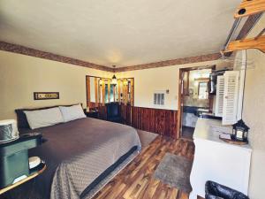 Cedar Wood Inn - About Your Stay