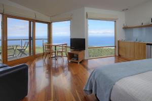 Chriss Beacon Point Restaurant & Villas - Key Points