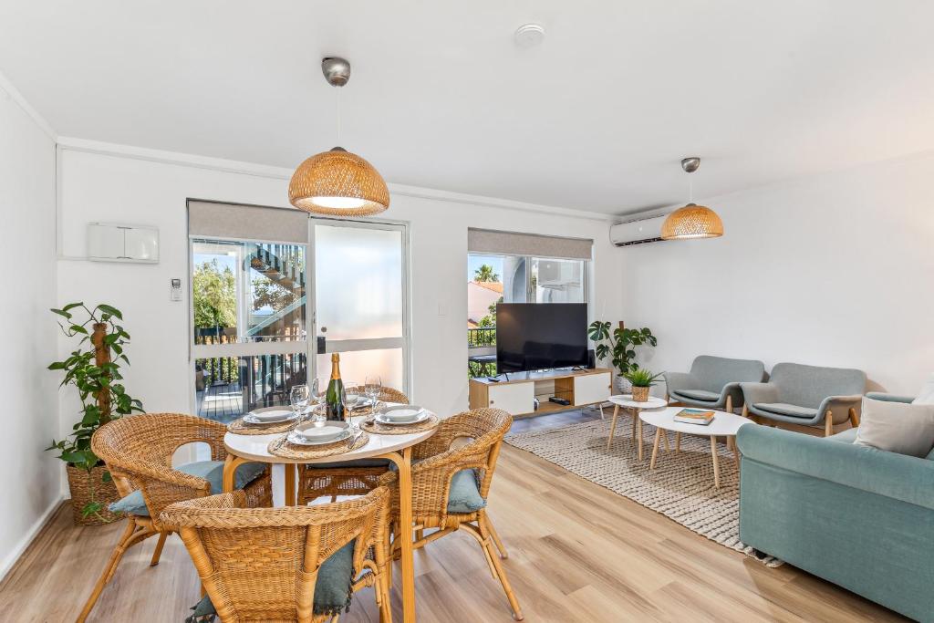 Coastal Scarborough Beach Gem Sleeps4! Review