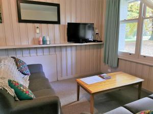 Elm Lodge Bright - Key Points
