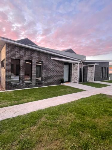 Four Square Short Stay Accommodation Railton - Key Points