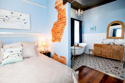 Hotel Australasia - Key Points