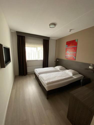 Hotel De Keizerskroon Amsterdam-Schiphol-Halfweg - About Your Stay