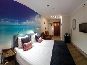Hotel De Zwaan - About Your Stay