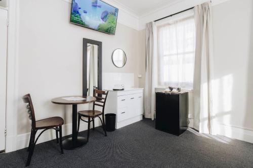 Hotel Gosford - About Your Stay