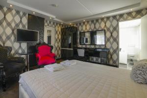 Hotel Zwanenburg Amsterdam Airport - About Your Stay
