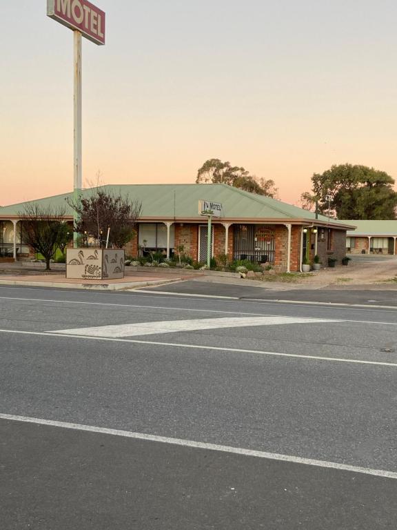 Lake Albert Motel Review