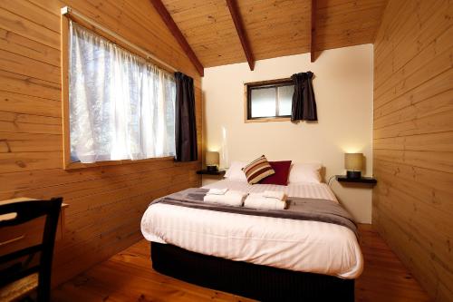 Lakes and Craters Holiday Park - Key Points