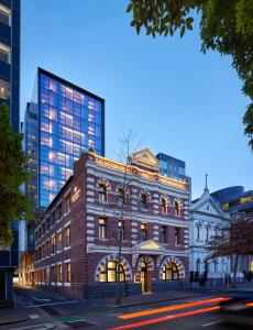 Lanson Place Parliament Gardens - Key Points