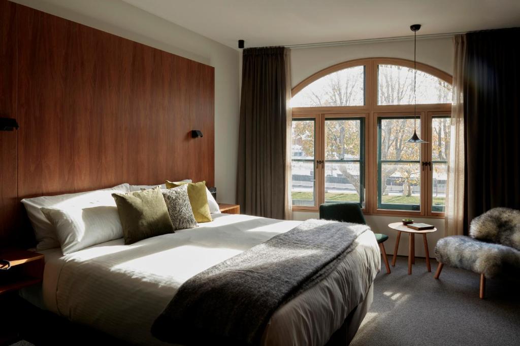 Moss Hotel - Key Points