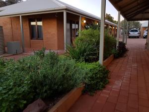 Mud Hut Motel - Key Points