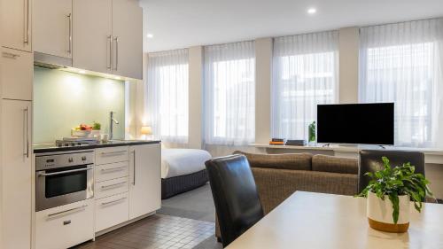 Oaks Melbourne on Collins Suites Review - Key Points