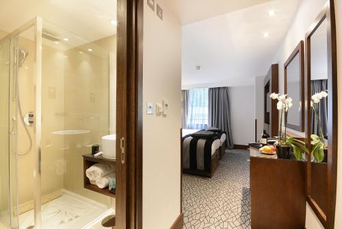 Park Grand Paddington Court - Key Points