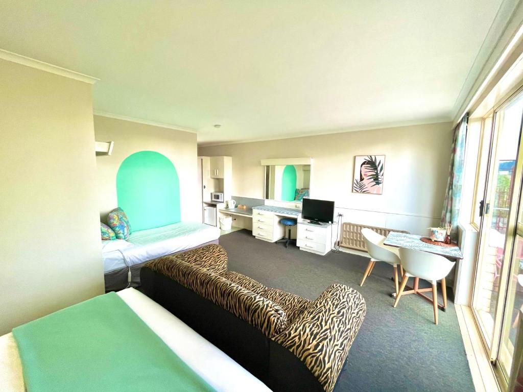 Parklane Motel - Key Points