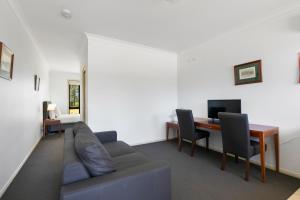 Potters Apartments - About Your Stay