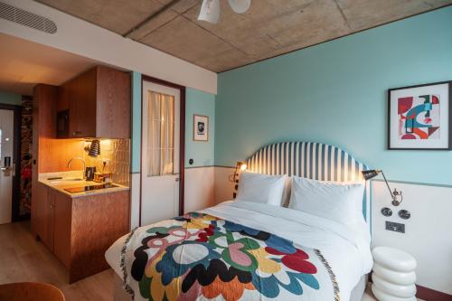 Room2 Chiswick Hometel - Key Points
