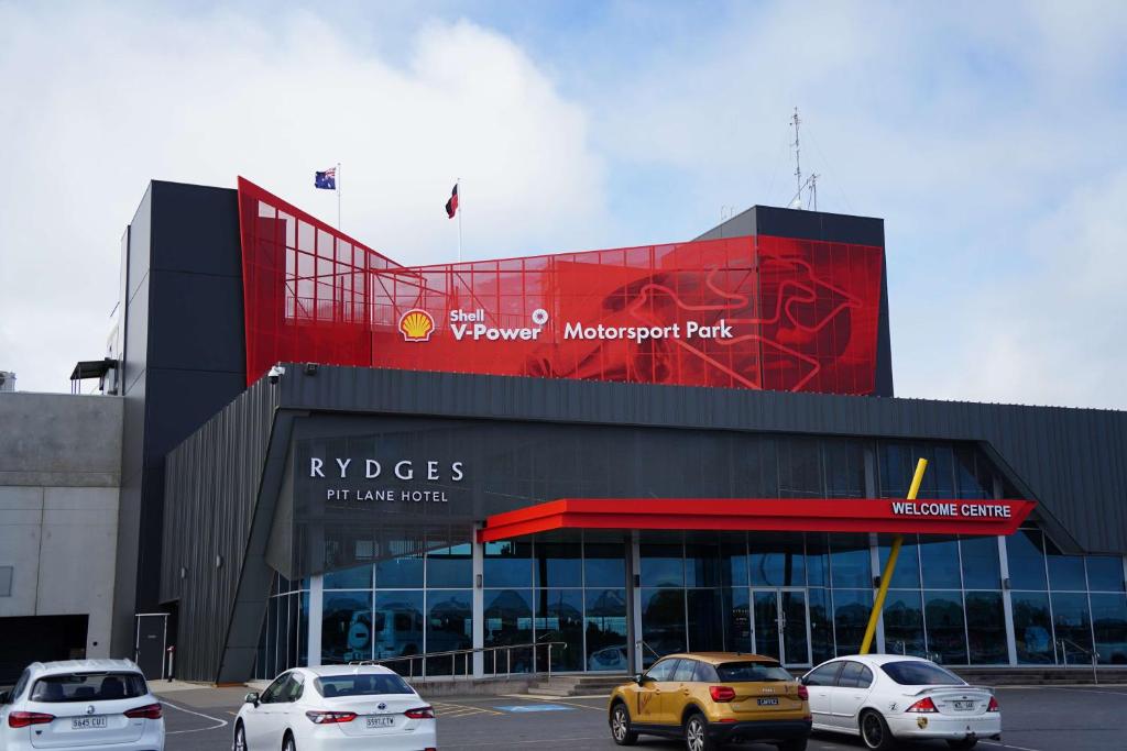 Rydges Pit Lane - Key Points