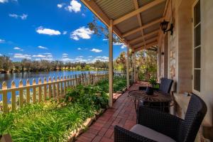 Stonewell Cottages and Vineyards - Key Points