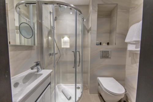 The Crescent Hyde Park - Key Points