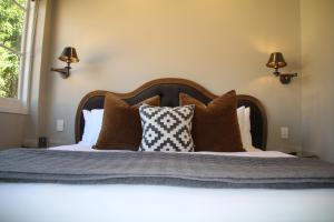The Houston Wagga - About Your Stay