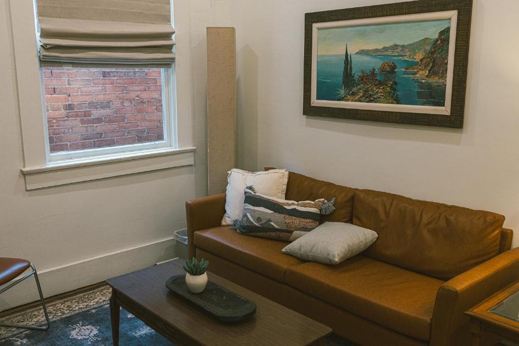 Warner Hotel - About Your Stay