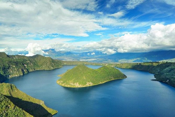 2-Day Private Tour to Otavalo Market, Cuicocha Lake, Peguche, and Condor's Park