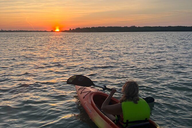 2 Hour Sunset Kayak Tour: War Veterans Memorial Park