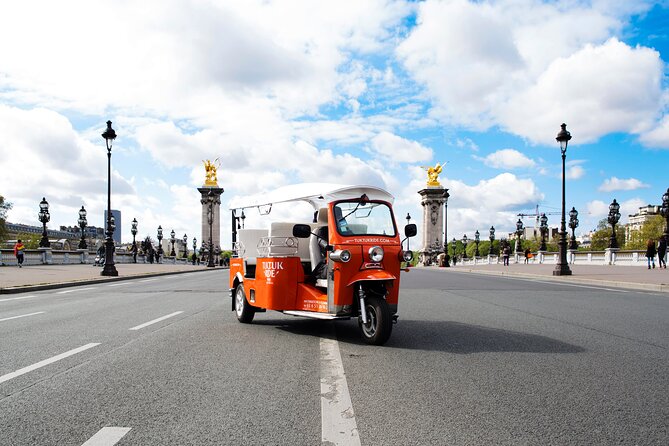 2H Private Electric Tuktuk Tour in Paris