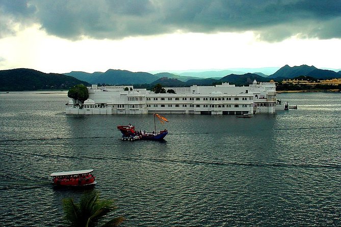 6 Day Golden Triangle With Udaipur-Delhi Agra Jaipur Udaipur Tour