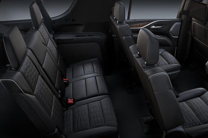 A LAX Pick up in a Luxurious SUV With a Professional Chauffeur