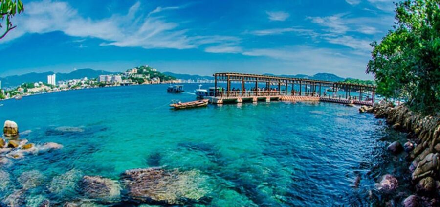 Acapulco: Crystal Bottom Boat Tour to La Roqueta Island