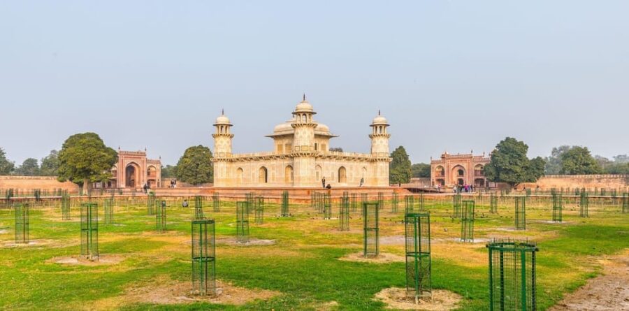 Agra Overnight Tour With Taj Mahal & Fatehpur Sikri