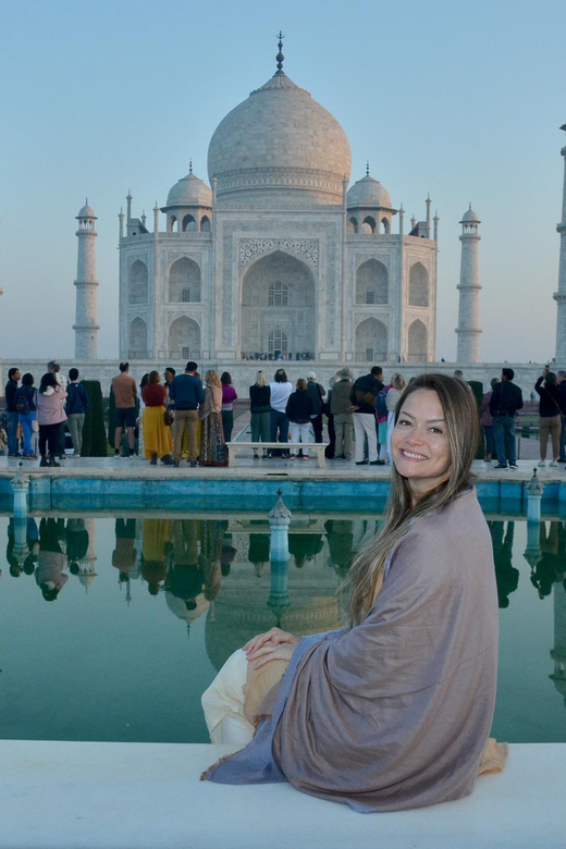 Agra: Private Taj Mahal Photoshoot With Entry Ticket