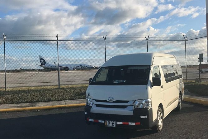 Airport Transfer From Liberia Airport to Andaz Papagayo Hyatt (Round Trip)