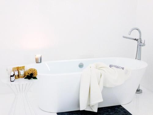 Alcazar Palm Springs - Hotel Location and Surroundings