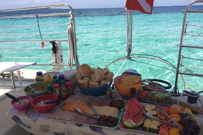 All-Inclusive Cordillera Cay Catamaran Beach and Snorkeling Tour