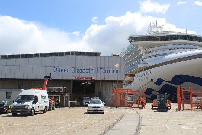 Arrival or Departure Private Transfer: Gatwick Airport to Southampton Cruise Port