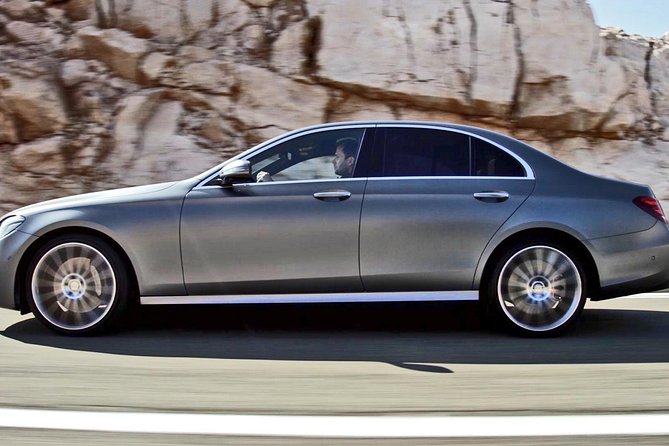 Arrival Private Transfer Honolulu Airport HNL to Beach Resorts by Executive Car