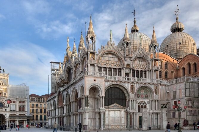 Arrival Transfer: Marco Polo Airport VCE to Venice in Sedan Car