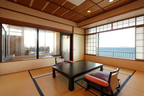 Atagawa Yamatokan - Picturesque Beachfront Location