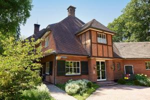 Auberge Du Bonheur - Nestled in Forest Charm