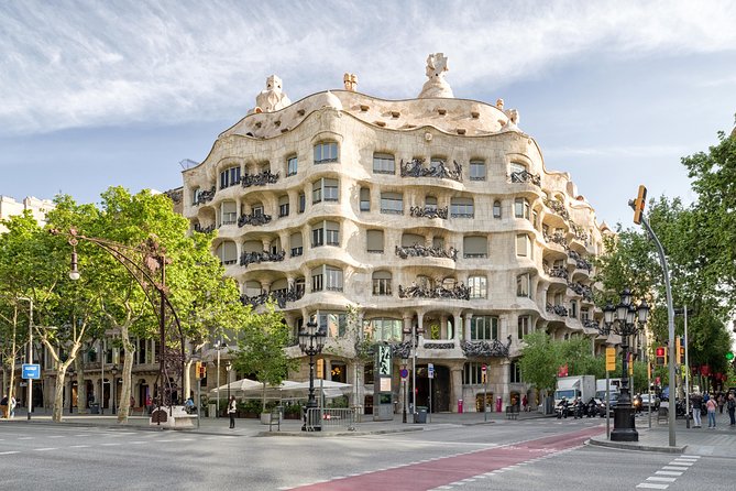 Barcelona Private City Tour (Top Attractions + Pick-up)