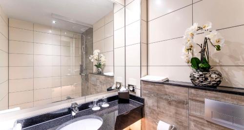 Best Western Plus Grand Winston - Accessibility and Location