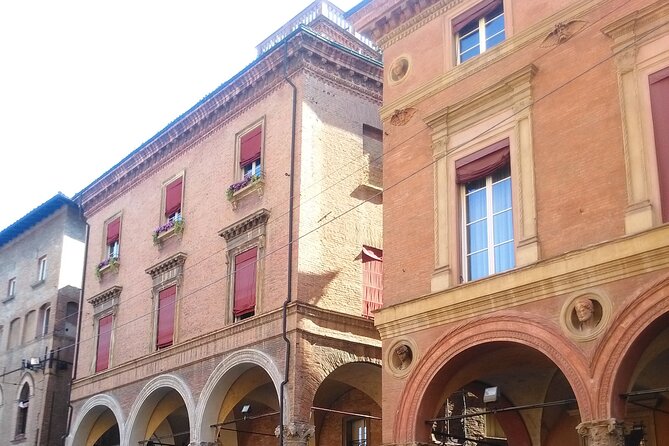 Bologna : a Walk Into History