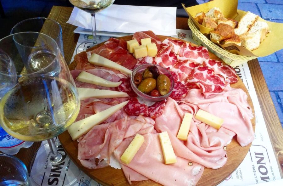 Bologna: Taste Local Specialties on a Guided Walking Tour