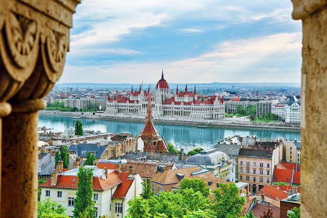 Budapest Scavenger Hunt and Highlights Self-Guided Tour