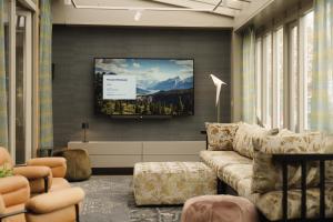 Carlton Oasis Hotel - Location and Nearby Attractions