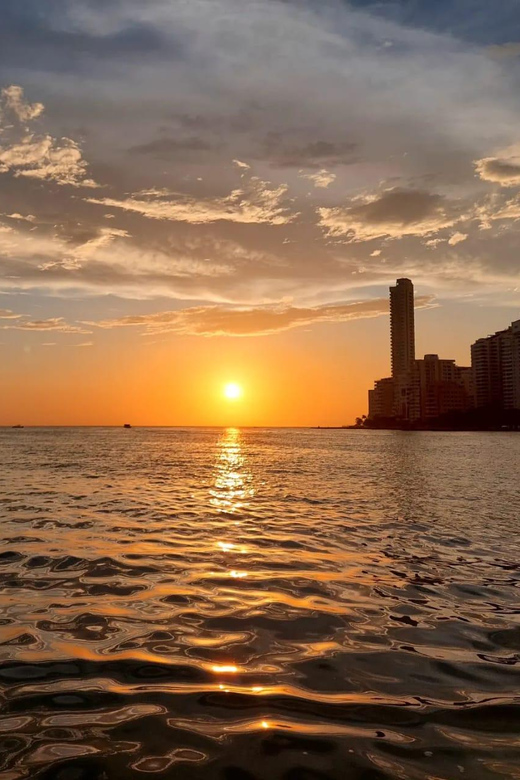 Cartagena: 3hr VIP Sunset Baytour Open Bar,Snack and Club